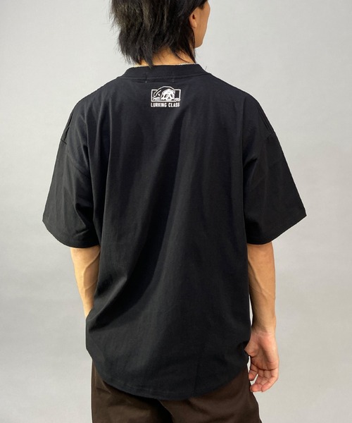 LURKING CLASS（ラーキングクラス）の「【ムラサキスポーツ別注】LURKING CLASS/ラーキングクラス オーバーサイズ グラフィックプリント クルーネックTシャツ/半袖Tシャツ ST23STM08（Tシャツ/カットソー・メンズ・ホワイト/ブラック・XL/M/L）」の8枚目の写真