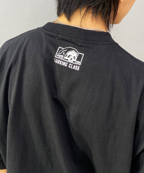 LURKING CLASS（ラーキングクラス）の「【ムラサキスポーツ別注】LURKING CLASS/ラーキングクラス オーバーサイズ グラフィックプリント クルーネックTシャツ/半袖Tシャツ ST23STM08（Tシャツ/カットソー・メンズ・ホワイト/ブラック・XL/M/L）」の16枚目の写真