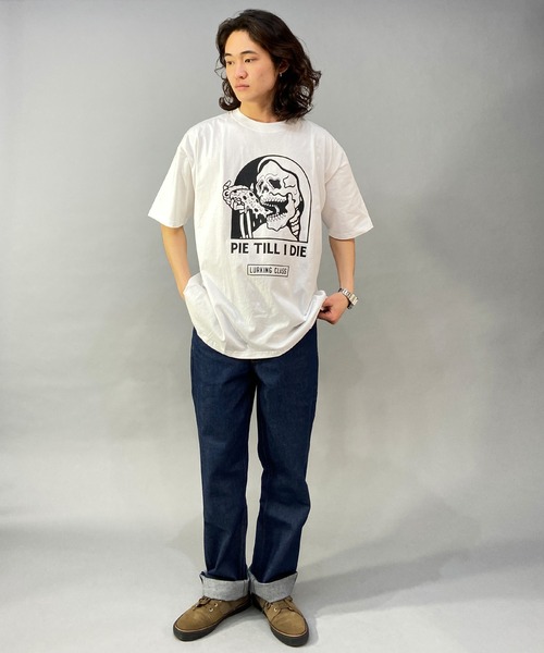 LURKING CLASS（ラーキングクラス）の「【ムラサキスポーツ別注】LURKING CLASS/ラーキングクラス オーバーサイズ グラフィックプリント クルーネックTシャツ/半袖Tシャツ ST23STM08（Tシャツ/カットソー・メンズ・ホワイト/ブラック・XL/M/L）」の3枚目の写真