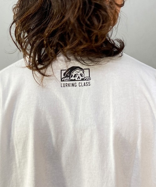 LURKING CLASS（ラーキングクラス）の「【ムラサキスポーツ別注】LURKING CLASS/ラーキングクラス オーバーサイズ グラフィックプリント クルーネックTシャツ/半袖Tシャツ ST23STM08（Tシャツ/カットソー・メンズ・ホワイト/ブラック・XL/M/L）」の11枚目の写真