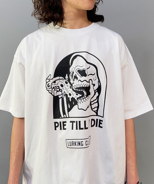 LURKING CLASS（ラーキングクラス）の「【ムラサキスポーツ別注】LURKING CLASS/ラーキングクラス オーバーサイズ グラフィックプリント クルーネックTシャツ/半袖Tシャツ ST23STM08（Tシャツ/カットソー・メンズ・ホワイト/ブラック・XL/M/L）」の15枚目の写真