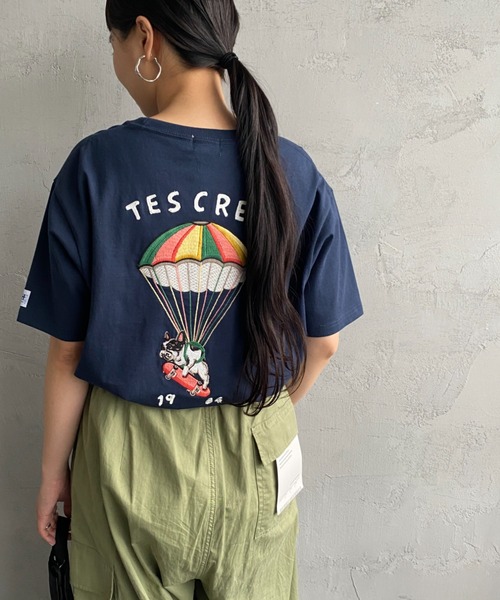 The Endless Summer（エンドレスサマー）の「[THE ENDLESS SUMMER/エンドレスサマー] 別注 パラシュートBUHI刺繍Tシャツ（Tシャツ/カットソー・レディース・ホワイト/ネイビー・XL/M/L）」の2枚目の写真