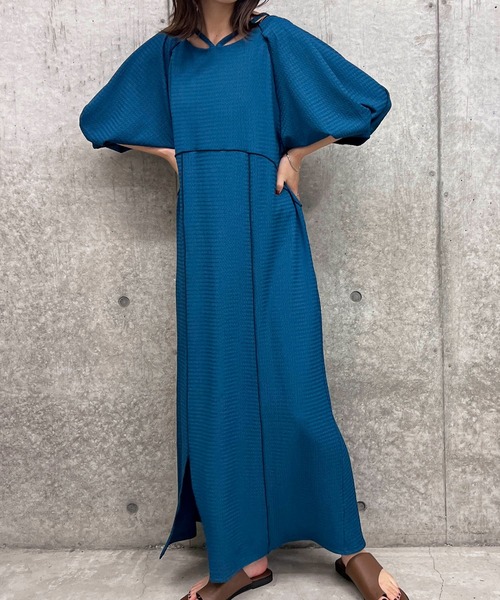 byYOUANCE(バイユアンス)の「配色デザインストラップカットワンピース(ワンピース・レディース・ブラック/ブルー・FREE)」の2枚目の写真