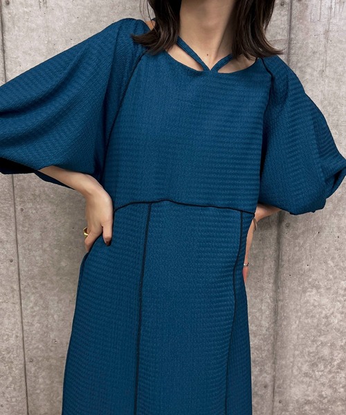 byYOUANCE(バイユアンス)の「配色デザインストラップカットワンピース(ワンピース・レディース・ブラック/ブルー・FREE)」の11枚目の写真