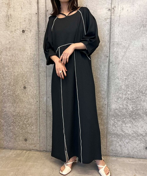 byYOUANCE(バイユアンス)の「配色デザインストラップカットワンピース(ワンピース・レディース・ブラック/ブルー・FREE)」の3枚目の写真