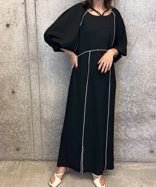 byYOUANCE(バイユアンス)の「配色デザインストラップカットワンピース(ワンピース・レディース・ブラック/ブルー・FREE)」の4枚目の写真