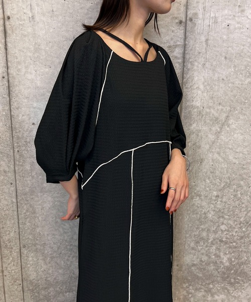 byYOUANCE(バイユアンス)の「配色デザインストラップカットワンピース(ワンピース・レディース・ブラック/ブルー・FREE)」の5枚目の写真