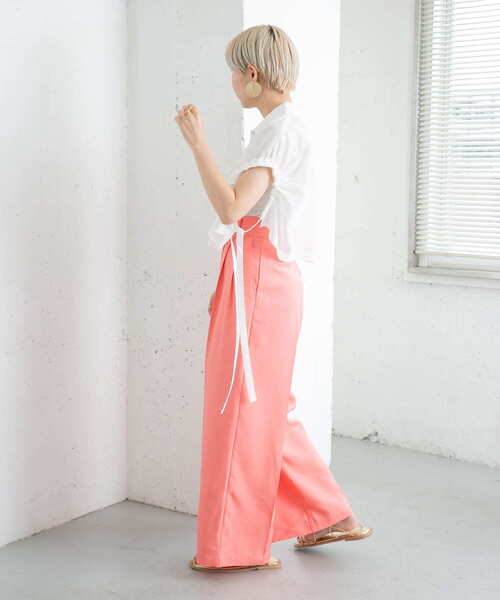 KBF（ケイビーエフ）の「サイドドロストクロップドシャツ（シャツ/ブラウス・レディース・オフホワイト/ライトベージュ/ネイビー・ONE）」の13枚目の写真