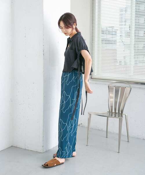 KBF（ケイビーエフ）の「サイドドロストクロップドシャツ（シャツ/ブラウス・レディース・オフホワイト/ライトベージュ/ネイビー・ONE）」の15枚目の写真