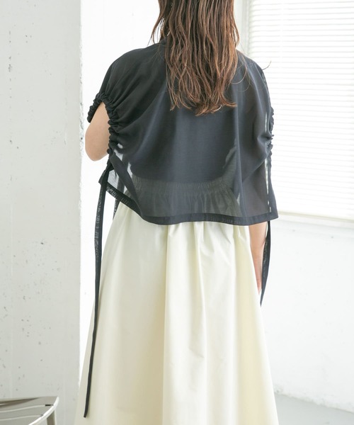 KBF（ケイビーエフ）の「サイドドロストクロップドシャツ（シャツ/ブラウス・レディース・オフホワイト/ライトベージュ/ネイビー・ONE）」の5枚目の写真