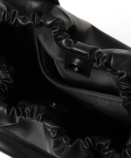 Ray BEAMS(レイビームス)の「RBS / ソフト レザー ギャザー バッグ(トートバッグ・レディース・ブラック/ホワイト・ONE SIZE)」の16枚目の写真