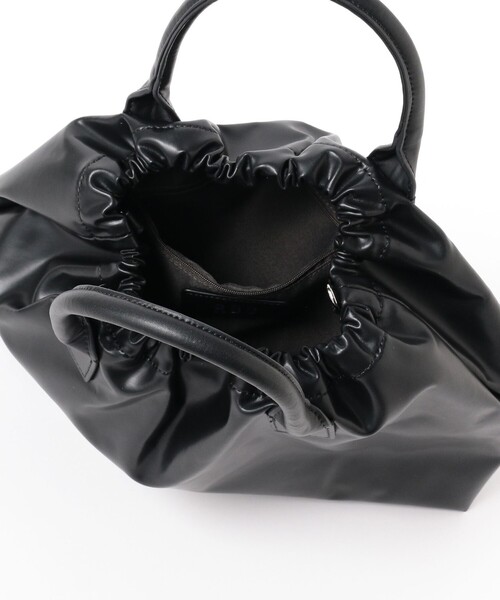 Ray BEAMS(レイビームス)の「RBS / ソフト レザー ギャザー バッグ(トートバッグ・レディース・ブラック/ホワイト・ONE SIZE)」の17枚目の写真