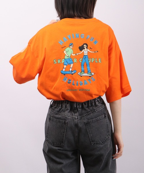 spiritoso(スピリトーゾ)の「spiritoso スケーター カップルプリント 半袖Tシャツ(Tシャツ/カットソー・レディース・ネイビー/オレンジ・F)」の2枚目の写真