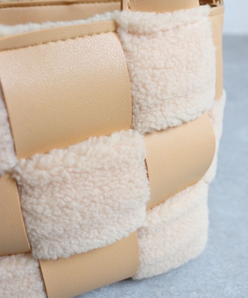 MIAN （ミアン）の「ボア×合皮編み込み２wayトートバッグ（トートバッグ・レディース・チャコールグレー/アイボリー/イエロー・FREE）」の17枚目の写真