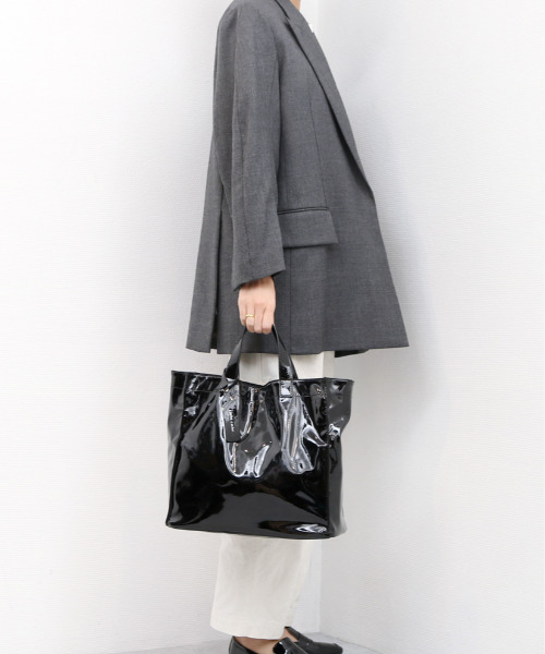 cache cache(カシュ カシュ)の「カシュカシュ cachecache / ソフトエナメルスクエア手提げトート(トートバッグ・レディース・ブラック系その他/アイボリー/ブルー/ライトグリーン/レオパード/ベージュ/ラベンダー/ブラック/ワイン/ライトイエロー/ホワイト/ブルー系その他/ダークグレー/ライトグレー/ライトブルー・FREE)」の17枚目の写真