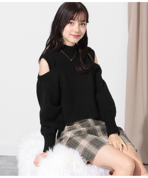 CHILLE（チル）の「スリットショルダー起毛ニットトップス（ニット/セーター・レディース・ブラック/グレイッシュベージュ/オレンジ・FREE）」の5枚目の写真