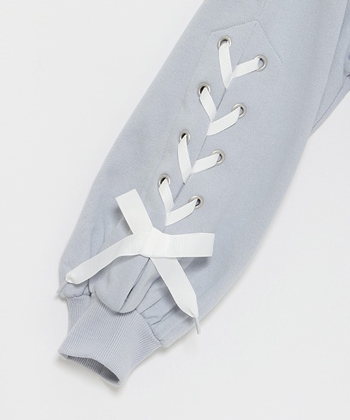 LOVETOXIC（ラブトキシック）の「【WEB・一部店舗限定】袖レースアップスウェット（スウェット・キッズ・ラベンダー/ブラック/サックスブルー・S/L/M）」の12枚目の写真