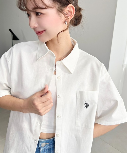 moment+（モーメントプラス）の「ワンポイント刺繍半袖オックスシャツ