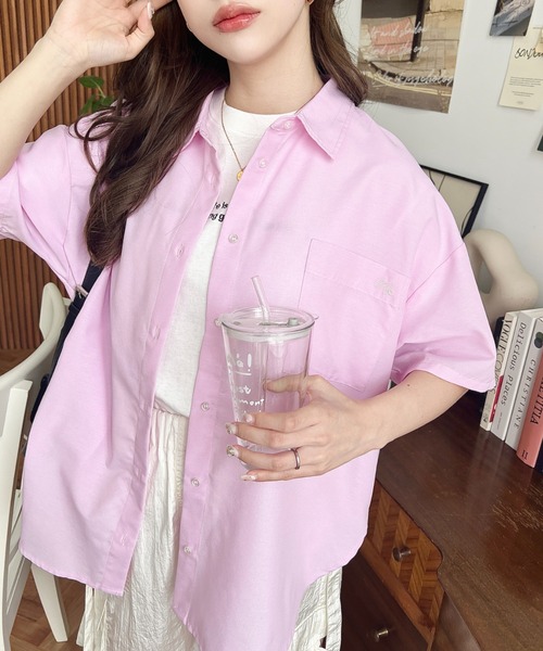 moment+（モーメントプラス）の「ワンポイント刺繍半袖オックスシャツ