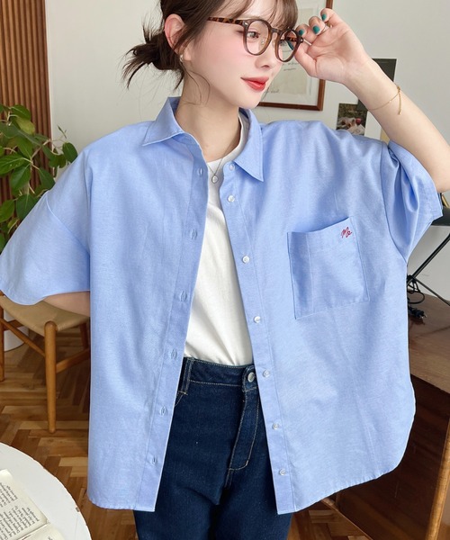 moment+（モーメントプラス）の「ワンポイント刺繍半袖オックスシャツ