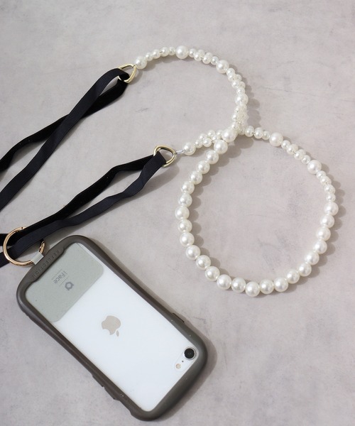 Ree&Mee（リーアンドミー）の「Ree&Mee ベロア パール スマホショルダーストラップ（スマホグッズ・レディース・ゴールド・FREE）」の4枚目の写真