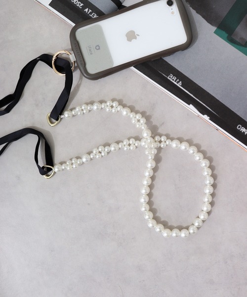 Ree&Mee（リーアンドミー）の「Ree&Mee ベロア パール スマホショルダーストラップ（スマホグッズ・レディース・ゴールド・FREE）」の3枚目の写真