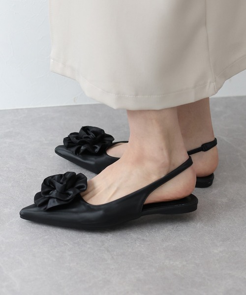 BLUEEAST（ブルーイースト）の「ローズ＆ビジューモチーフミュール（パンプス・レディース・ブラック系/ブラック・MEDIUM/LARGE）」の4枚目の写真