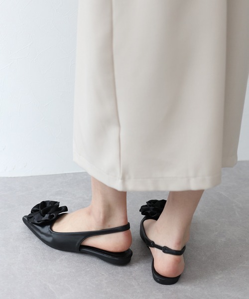 BLUEEAST（ブルーイースト）の「ローズ＆ビジューモチーフミュール（パンプス・レディース・ブラック系/ブラック・MEDIUM/LARGE）」の5枚目の写真