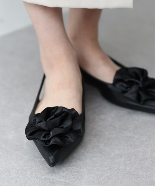 BLUEEAST（ブルーイースト）の「ローズ＆ビジューモチーフミュール（パンプス・レディース・ブラック系/ブラック・MEDIUM/LARGE）」の6枚目の写真