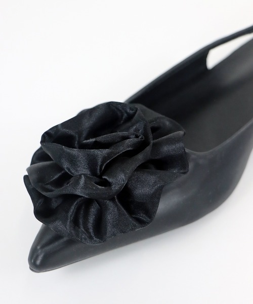 BLUEEAST（ブルーイースト）の「ローズ＆ビジューモチーフミュール（パンプス・レディース・ブラック系/ブラック・MEDIUM/LARGE）」の11枚目の写真