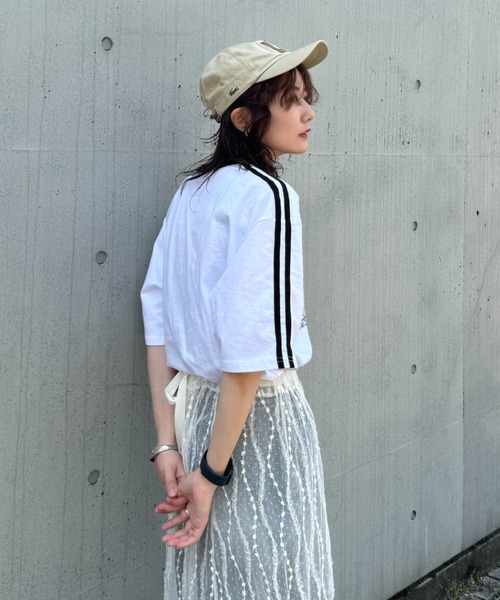 LVEU.(ラブユ.)の「【LVEU.】フロントロゴオーバーTシャツ / トップス カットソー Tシャツ 半袖 プリント プリントT オーバー ブラック ホワイト(Tシャツ/カットソー・レディース・ホワイト/ブラック・FREE)」の5枚目の写真