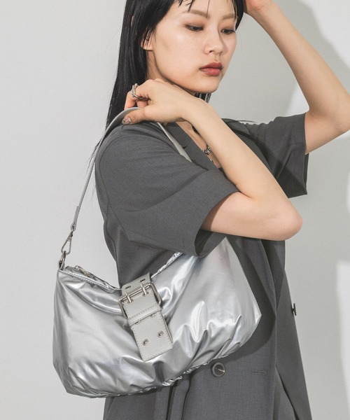 PAGEBOY(ページボーイ)の「パテッドエナメルショルダー(ショルダーバッグ・レディース・シルバー/ブラック・FREE)」の2枚目の写真