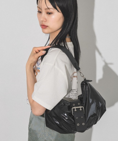 PAGEBOY(ページボーイ)の「パテッドエナメルショルダー(ショルダーバッグ・レディース・シルバー/ブラック・FREE)」の1枚目の写真