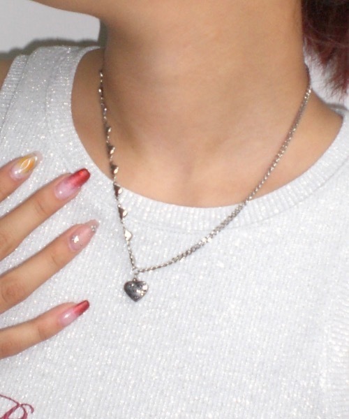 SHAGGIE（シャギー）の「ハートチャームアシンメトリーヴィンテージ風ネックレス（ネックレス・レディース・シルバー・FREE）」の2枚目の写真