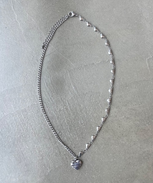 SHAGGIE（シャギー）の「ハートチャームアシンメトリーヴィンテージ風ネックレス（ネックレス・レディース・シルバー・FREE）」の6枚目の写真