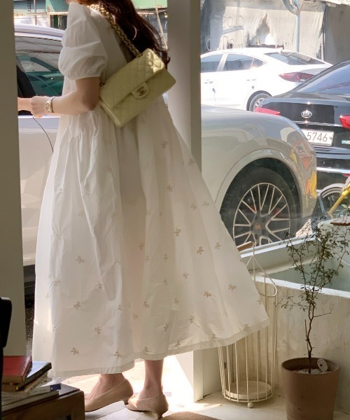 Gs(ジーエス)の「リボン刺繍パフスリーブワンピース(ワンピース・レディース・ホワイト/ベージュ・FREE)」の19枚目の写真