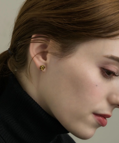 muku(ムク)の「PIERCE/MINI ROSE(ピアス(両耳用)・レディース・シルバー/ゴールド・FREE)」の2枚目の写真