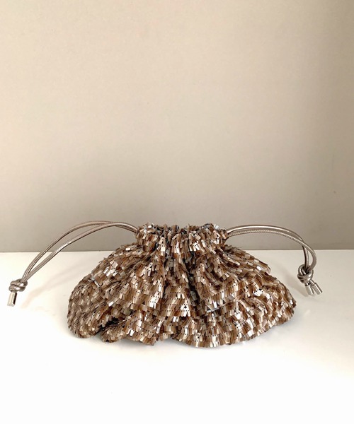 Casselini(キャセリーニ)の「フリルスパンコール巾着BAG(クラッチバッグ・レディース・ブラック/ブラウン・ONE SIZE)」の1枚目の写真