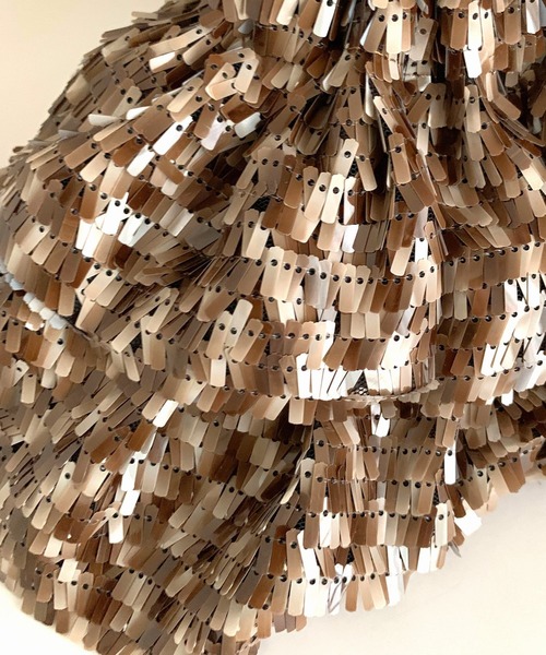 Casselini(キャセリーニ)の「フリルスパンコール巾着BAG(クラッチバッグ・レディース・ブラック/ブラウン・ONE SIZE)」の5枚目の写真