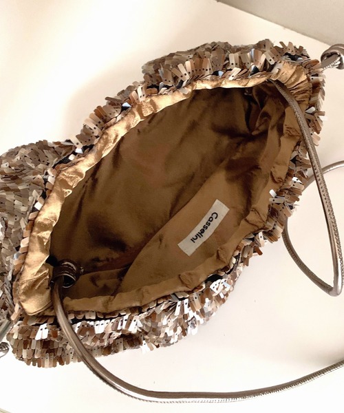 Casselini(キャセリーニ)の「フリルスパンコール巾着BAG(クラッチバッグ・レディース・ブラック/ブラウン・ONE SIZE)」の3枚目の写真