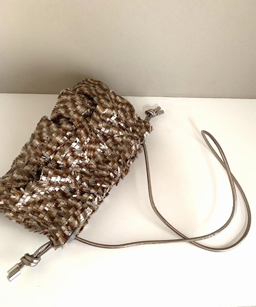 Casselini(キャセリーニ)の「フリルスパンコール巾着BAG(クラッチバッグ・レディース・ブラック/ブラウン・ONE SIZE)」の6枚目の写真