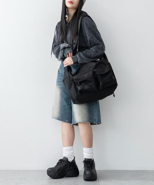 WEGO（ウィゴー）の「WEGO/立体ポケットBIGショルダー（ショルダーバッグ・レディース・その他1/ブラック/ブラック系その他・FREE）」の4枚目の写真