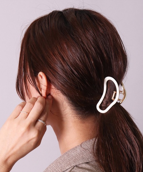 BAYBLO（ベイブロ）の「(SB)韓国風 ニュアンス カーブ バンス ヘアクリップ（バレッタ/ヘアクリップ・レディース・アイボリー/ホワイト系/ブラック/グレイッシュベージュ/ブラウン・ONE SIZE）」の6枚目の写真