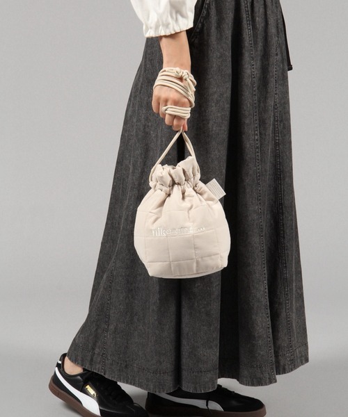 niko and...（ニコアンド）の「オリジナルニコロゴキルティング巾着バッグ（ハンドバッグ・レディース・ホワイト/チャコール・0）」の3枚目の写真