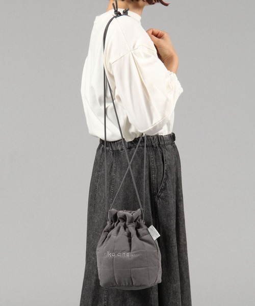 niko and...（ニコアンド）の「オリジナルニコロゴキルティング巾着バッグ（ハンドバッグ・レディース・ホワイト/チャコール・0）」の4枚目の写真