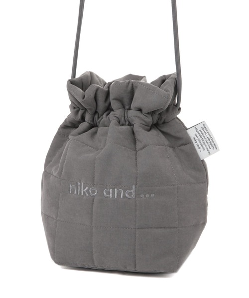 niko and...（ニコアンド）の「オリジナルニコロゴキルティング巾着バッグ（ハンドバッグ・レディース・ホワイト/チャコール・0）」の5枚目の写真
