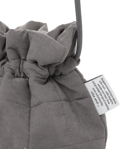 niko and...（ニコアンド）の「オリジナルニコロゴキルティング巾着バッグ（ハンドバッグ・レディース・ホワイト/チャコール・0）」の9枚目の写真