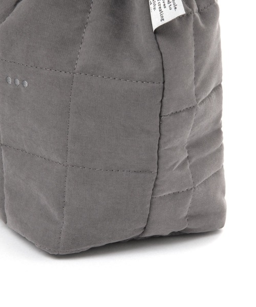 niko and...（ニコアンド）の「オリジナルニコロゴキルティング巾着バッグ（ハンドバッグ・レディース・ホワイト/チャコール・0）」の10枚目の写真