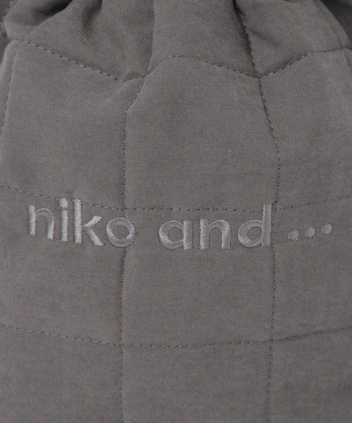 niko and...（ニコアンド）の「オリジナルニコロゴキルティング巾着バッグ（ハンドバッグ・レディース・ホワイト/チャコール・0）」の11枚目の写真