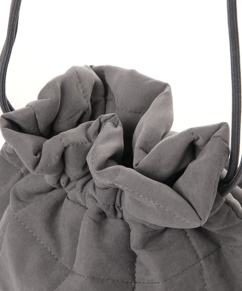 niko and...（ニコアンド）の「オリジナルニコロゴキルティング巾着バッグ（ハンドバッグ・レディース・ホワイト/チャコール・0）」の12枚目の写真